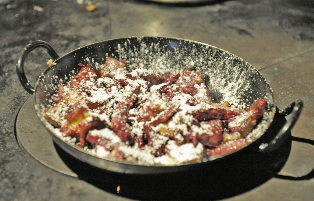 Traditionelle Gerichte im Pfandl serviert